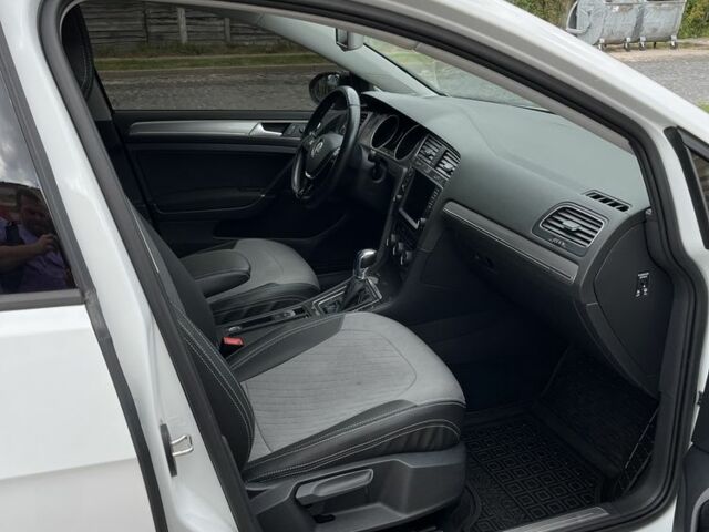 Белый Фольксваген Гольф, объемом двигателя 0 л и пробегом 105 тыс. км за 9500 $, фото 14 на Automoto.ua