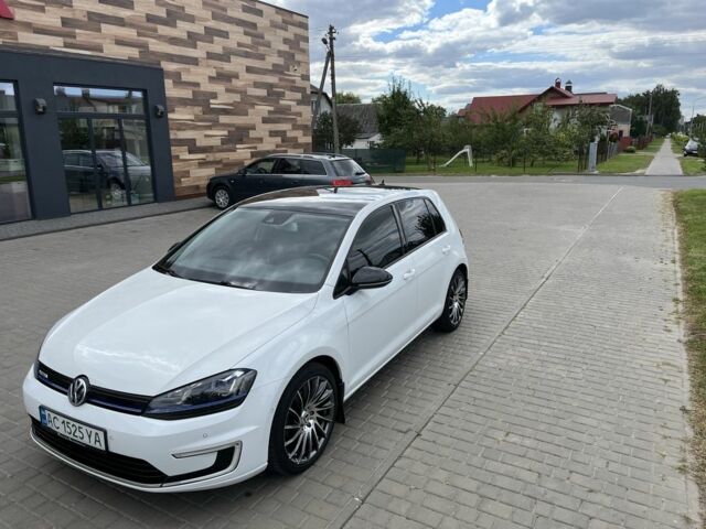 Белый Фольксваген Гольф, объемом двигателя 0 л и пробегом 105 тыс. км за 9500 $, фото 1 на Automoto.ua