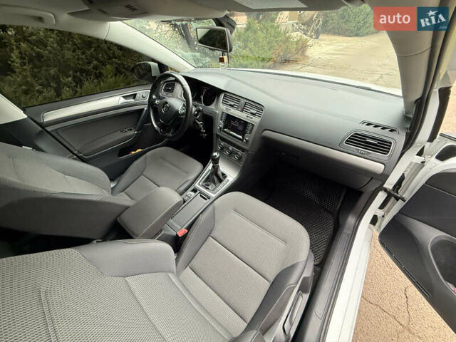 Белый Фольксваген Гольф, объемом двигателя 1.6 л и пробегом 172 тыс. км за 10900 $, фото 18 на Automoto.ua