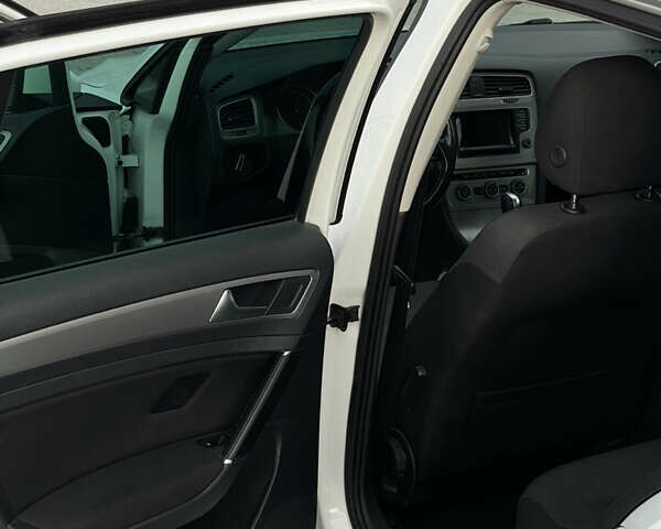 Белый Фольксваген Гольф, объемом двигателя 1.4 л и пробегом 240 тыс. км за 14000 $, фото 18 на Automoto.ua