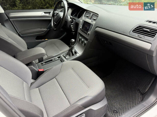 Белый Фольксваген Гольф, объемом двигателя 1.6 л и пробегом 172 тыс. км за 10900 $, фото 17 на Automoto.ua