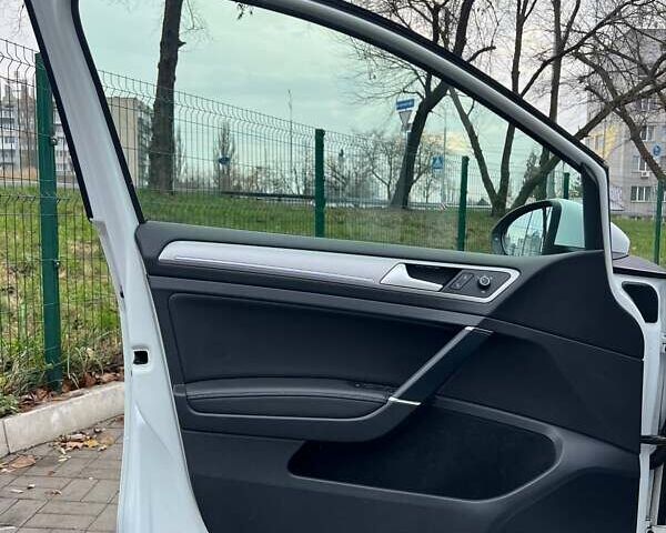 Белый Фольксваген Гольф, объемом двигателя 0 л и пробегом 107 тыс. км за 9999 $, фото 8 на Automoto.ua