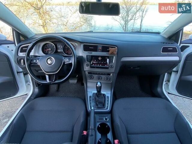 Белый Фольксваген Гольф, объемом двигателя 1.8 л и пробегом 141 тыс. км за 11300 $, фото 12 на Automoto.ua