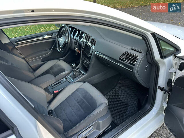 Белый Фольксваген Гольф, объемом двигателя 1.6 л и пробегом 134 тыс. км за 11999 $, фото 25 на Automoto.ua