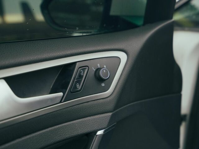 Белый Фольксваген Гольф, объемом двигателя 2 л и пробегом 210 тыс. км за 11900 $, фото 6 на Automoto.ua