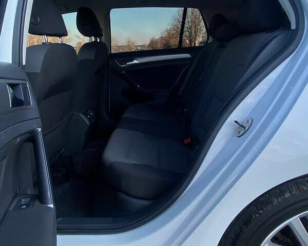 Белый Фольксваген Гольф, объемом двигателя 1.8 л и пробегом 141 тыс. км за 11300 $, фото 22 на Automoto.ua