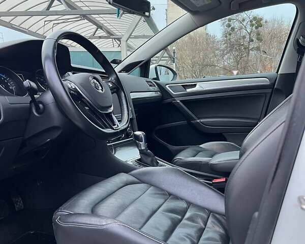 Белый Фольксваген Гольф, объемом двигателя 0 л и пробегом 107 тыс. км за 9999 $, фото 13 на Automoto.ua