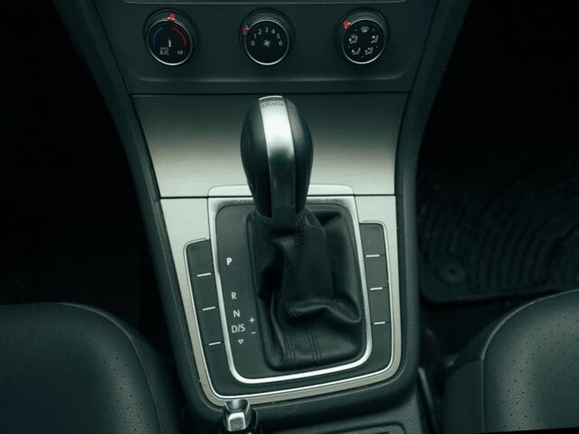 Белый Фольксваген Гольф, объемом двигателя 2 л и пробегом 210 тыс. км за 11900 $, фото 3 на Automoto.ua