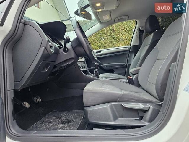 Білий Фольксваген Гольф, об'ємом двигуна 1.6 л та пробігом 230 тис. км за 10900 $, фото 18 на Automoto.ua