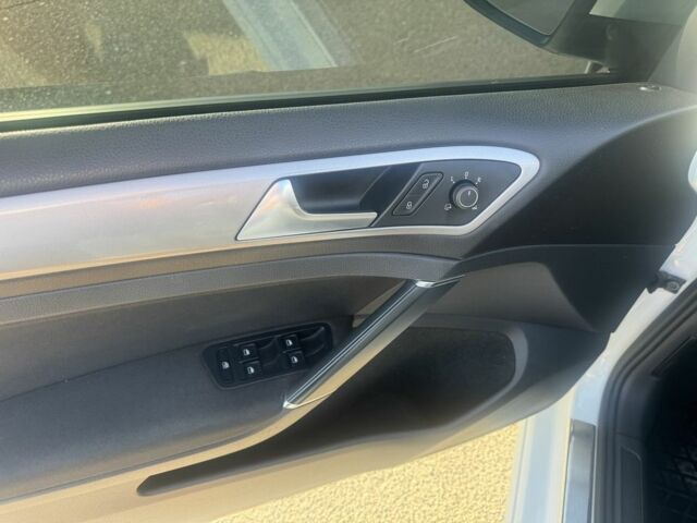 Белый Фольксваген Гольф, объемом двигателя 0 л и пробегом 146 тыс. км за 9100 $, фото 5 на Automoto.ua