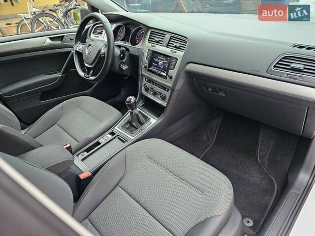 Білий Фольксваген Гольф, об'ємом двигуна 1.6 л та пробігом 230 тис. км за 10900 $, фото 22 на Automoto.ua