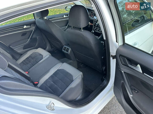 Белый Фольксваген Гольф, объемом двигателя 1.6 л и пробегом 134 тыс. км за 11999 $, фото 24 на Automoto.ua