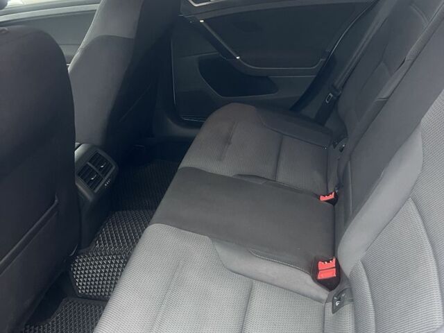 Белый Фольксваген Гольф, объемом двигателя 1.8 л и пробегом 141 тыс. км за 11000 $, фото 7 на Automoto.ua