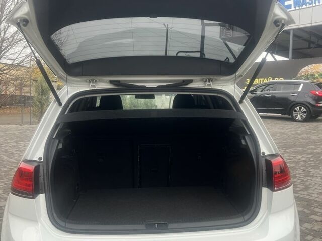 Белый Фольксваген Гольф, объемом двигателя 1.8 л и пробегом 141 тыс. км за 11000 $, фото 4 на Automoto.ua