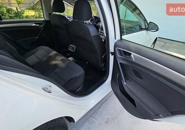 Белый Фольксваген Гольф, объемом двигателя 1.6 л и пробегом 197 тыс. км за 13800 $, фото 35 на Automoto.ua