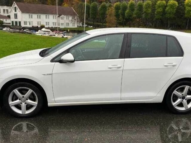 Белый Фольксваген Гольф, объемом двигателя 0 л и пробегом 122 тыс. км за 8200 $, фото 1 на Automoto.ua