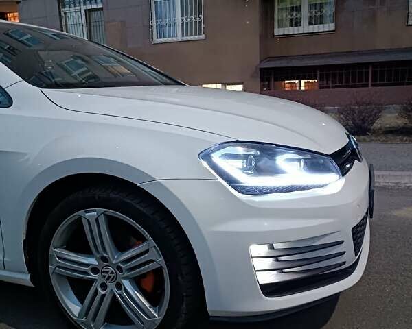 Белый Фольксваген Гольф, объемом двигателя 1.8 л и пробегом 137 тыс. км за 13750 $, фото 9 на Automoto.ua