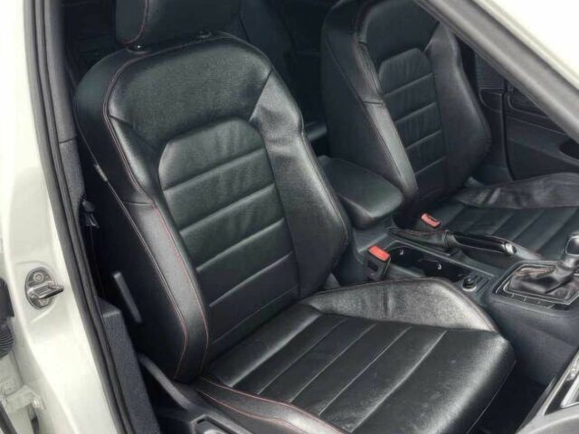 Білий Фольксваген Гольф, об'ємом двигуна 2 л та пробігом 75 тис. км за 6100 $, фото 7 на Automoto.ua