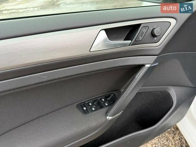 Білий Фольксваген Гольф, об'ємом двигуна 1.4 л та пробігом 61 тис. км за 12600 $, фото 13 на Automoto.ua