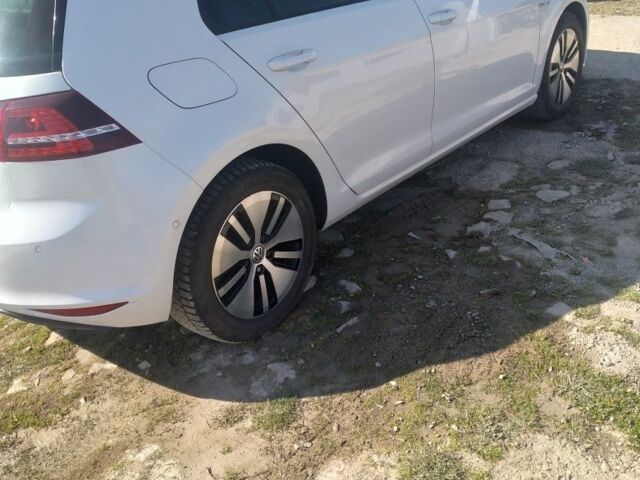 Белый Фольксваген Гольф, объемом двигателя 0 л и пробегом 144 тыс. км за 10000 $, фото 3 на Automoto.ua