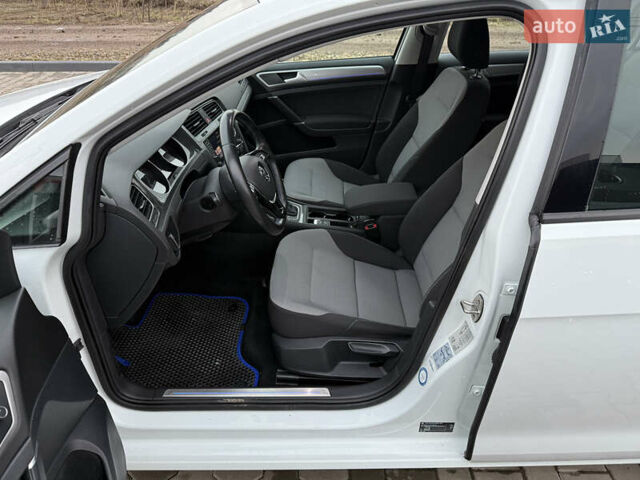 Белый Фольксваген Гольф, объемом двигателя 0 л и пробегом 33 тыс. км за 10800 $, фото 8 на Automoto.ua