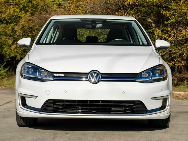 Белый Фольксваген Гольф, объемом двигателя 0 л и пробегом 64 тыс. км за 9900 $, фото 1 на Automoto.ua