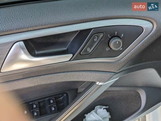 Белый Фольксваген Гольф, объемом двигателя 0 л и пробегом 165 тыс. км за 13200 $, фото 3 на Automoto.ua