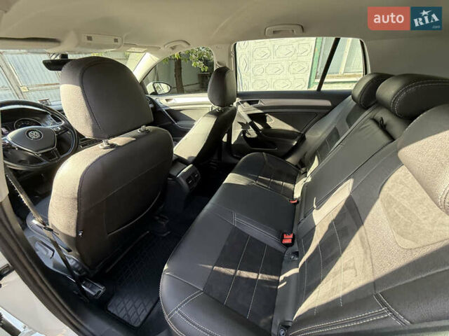 Фольксваген Гольф 2017 в Днепре (Днепропетровске) на Automoto.ua Белый Фольксваген Гольф, объемом двигателя 0 л и пробегом 113 тыс. км за 9200 $, фото 43 на Automoto.ua