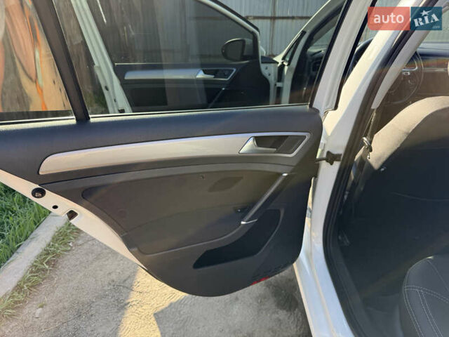 Фольксваген Гольф 2017 в Днепре (Днепропетровске) на Automoto.ua Белый Фольксваген Гольф, объемом двигателя 0 л и пробегом 113 тыс. км за 9200 $, фото 36 на Automoto.ua