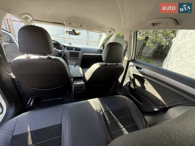 Фольксваген Гольф 2017 в Днепре (Днепропетровске) на Automoto.ua Белый Фольксваген Гольф, объемом двигателя 0 л и пробегом 113 тыс. км за 9200 $, фото 38 на Automoto.ua