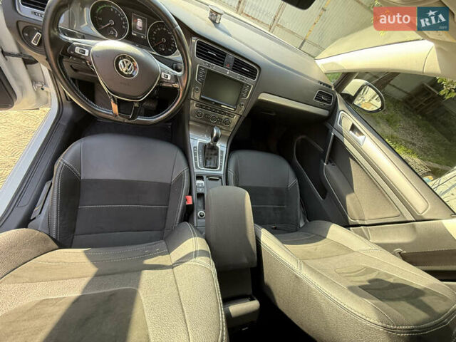 Фольксваген Гольф 2017 в Днепре (Днепропетровске) на Automoto.ua Белый Фольксваген Гольф, объемом двигателя 0 л и пробегом 113 тыс. км за 9200 $, фото 34 на Automoto.ua