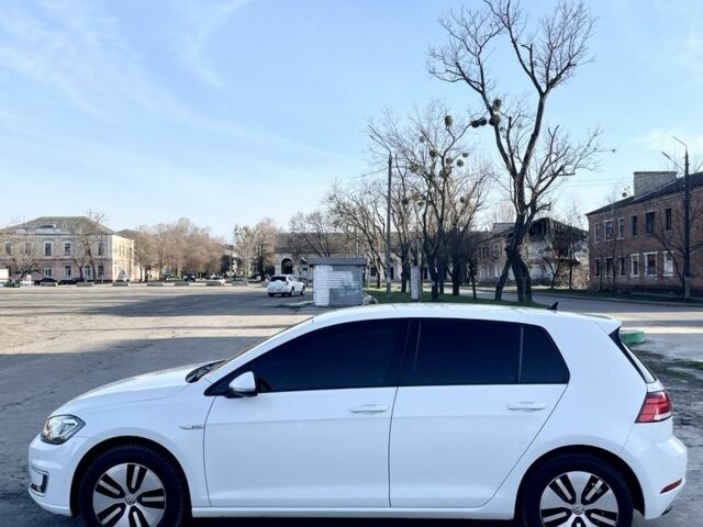 Белый Фольксваген Гольф, объемом двигателя 0 л и пробегом 121 тыс. км за 11900 $, фото 2 на Automoto.ua