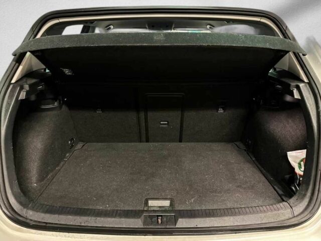 Белый Фольксваген Гольф, объемом двигателя 0 л и пробегом 98 тыс. км за 12800 $, фото 4 на Automoto.ua