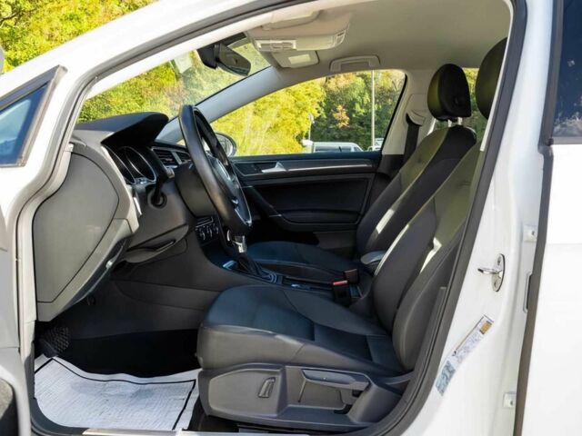 Белый Фольксваген Гольф, объемом двигателя 0 л и пробегом 63 тыс. км за 8200 $, фото 5 на Automoto.ua