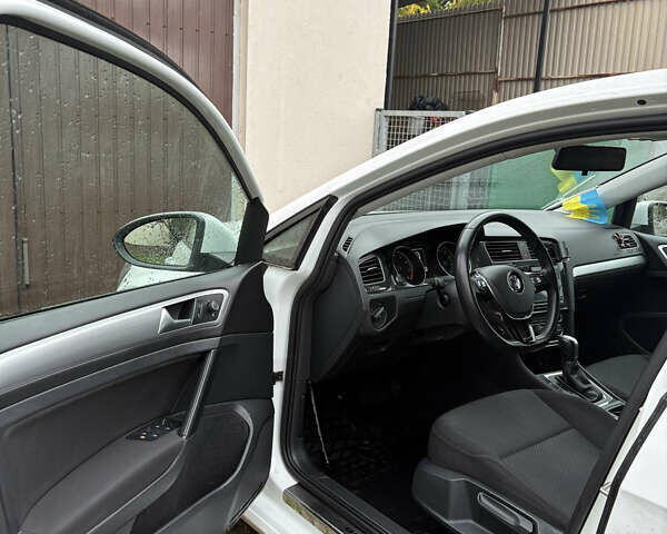 Белый Фольксваген Гольф, объемом двигателя 1.4 л и пробегом 97 тыс. км за 14800 $, фото 12 на Automoto.ua