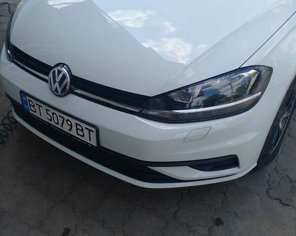 Белый Фольксваген Гольф, объемом двигателя 1 л и пробегом 30 тыс. км за 14200 $, фото 2 на Automoto.ua