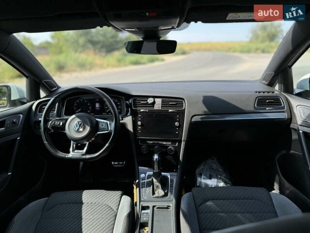 Белый Фольксваген Гольф, объемом двигателя 1.5 л и пробегом 301 тыс. км за 13999 $, фото 13 на Automoto.ua
