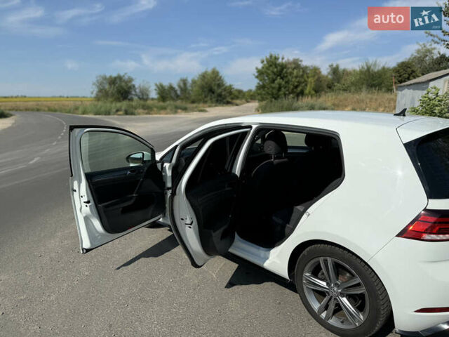 Белый Фольксваген Гольф, объемом двигателя 1.5 л и пробегом 301 тыс. км за 13999 $, фото 9 на Automoto.ua