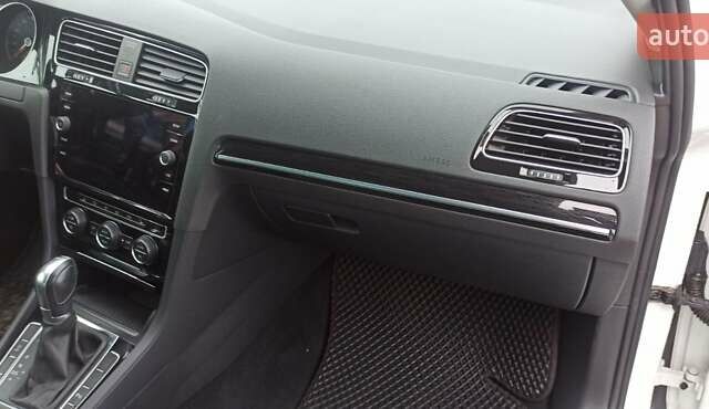 Белый Фольксваген Гольф, объемом двигателя 1.6 л и пробегом 200 тыс. км за 15500 $, фото 9 на Automoto.ua