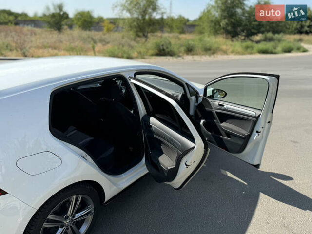 Белый Фольксваген Гольф, объемом двигателя 1.5 л и пробегом 301 тыс. км за 13999 $, фото 12 на Automoto.ua