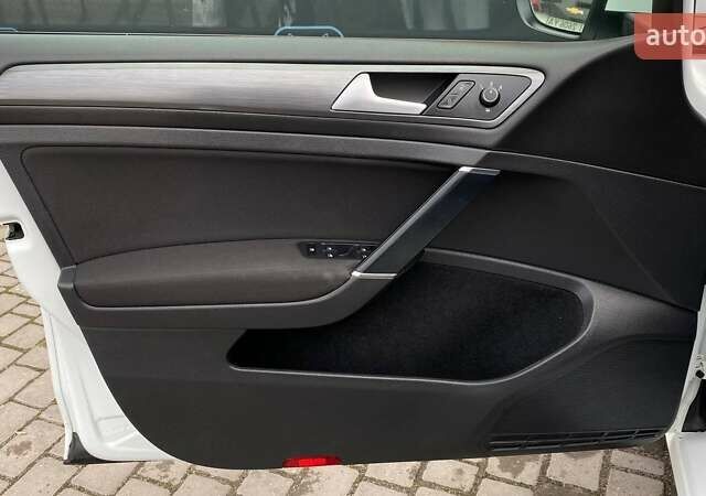 Белый Фольксваген Гольф, объемом двигателя 1.8 л и пробегом 105 тыс. км за 13000 $, фото 13 на Automoto.ua