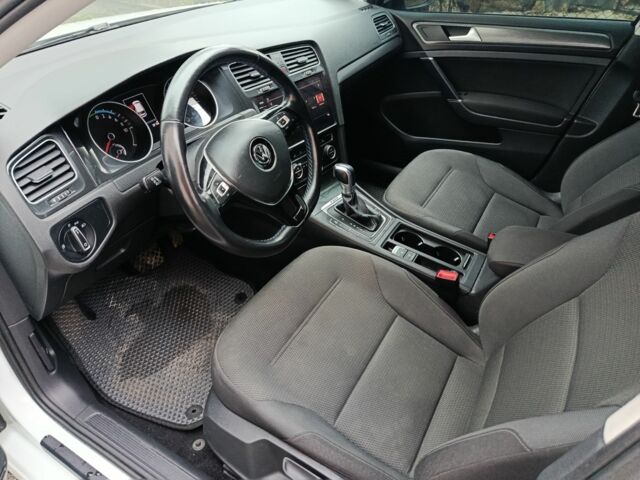 Белый Фольксваген Гольф, объемом двигателя 0 л и пробегом 77 тыс. км за 11500 $, фото 5 на Automoto.ua