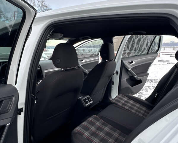 Білий Фольксваген Гольф, об'ємом двигуна 1.98 л та пробігом 60 тис. км за 17555 $, фото 82 на Automoto.ua