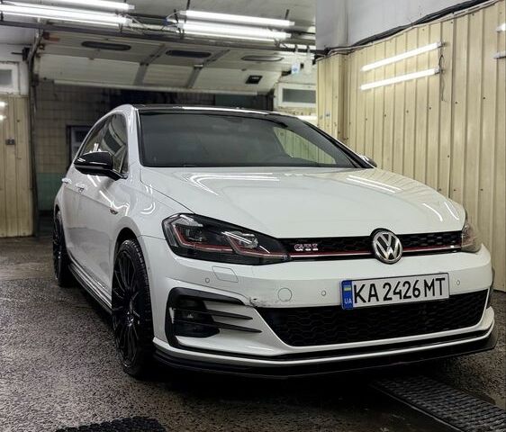 Белый Фольксваген Гольф, объемом двигателя 2 л и пробегом 83 тыс. км за 28200 $, фото 2 на Automoto.ua