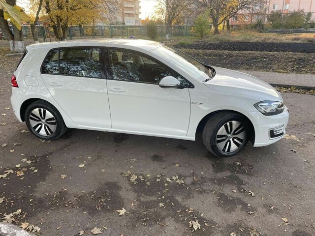 Белый Фольксваген Гольф, объемом двигателя 0 л и пробегом 92 тыс. км за 15299 $, фото 1 на Automoto.ua