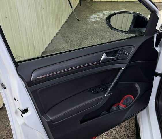 Белый Фольксваген Гольф, объемом двигателя 2 л и пробегом 83 тыс. км за 28200 $, фото 17 на Automoto.ua