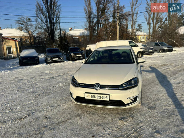 Белый Фольксваген Гольф, объемом двигателя 0 л и пробегом 98 тыс. км за 16450 $, фото 1 на Automoto.ua