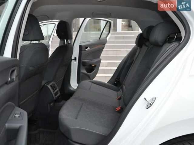 Белый Фольксваген Гольф, объемом двигателя 1.6 л и пробегом 8 тыс. км за 23000 $, фото 15 на Automoto.ua