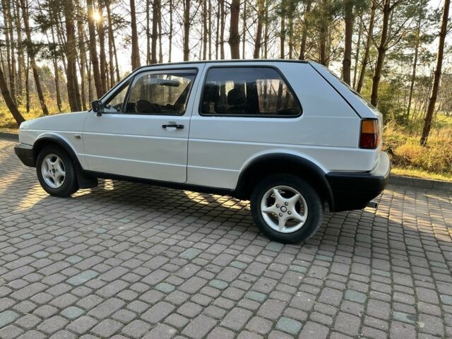 Белый Фольксваген Гольф, объемом двигателя 1.3 л и пробегом 200 тыс. км за 1200 $, фото 4 на Automoto.ua