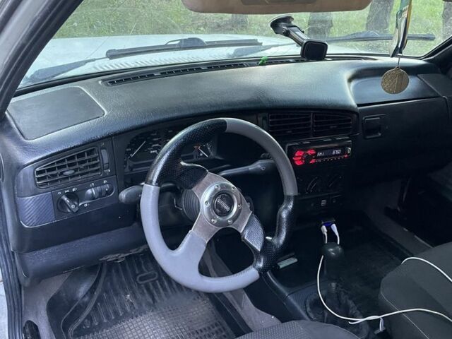 Білий Фольксваген Гольф, об'ємом двигуна 1.8 л та пробігом 250 тис. км за 1350 $, фото 5 на Automoto.ua